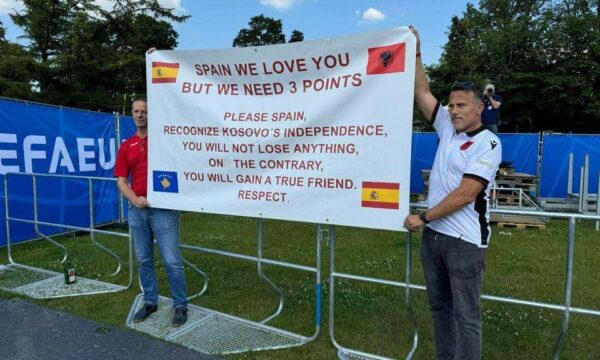 Diplomaci në sport, tifozët shqiptarë i kërkojnë Spanjës njohjen e pavarësisë së Kosovës