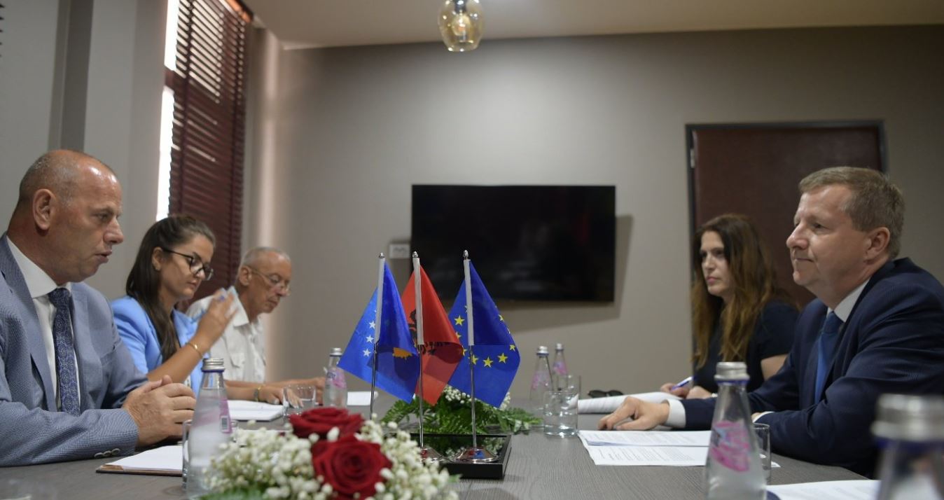 Szunyog takohet me Lladrovcin: Përgëzime për zbatimin e projektit të BE-së për arsim
