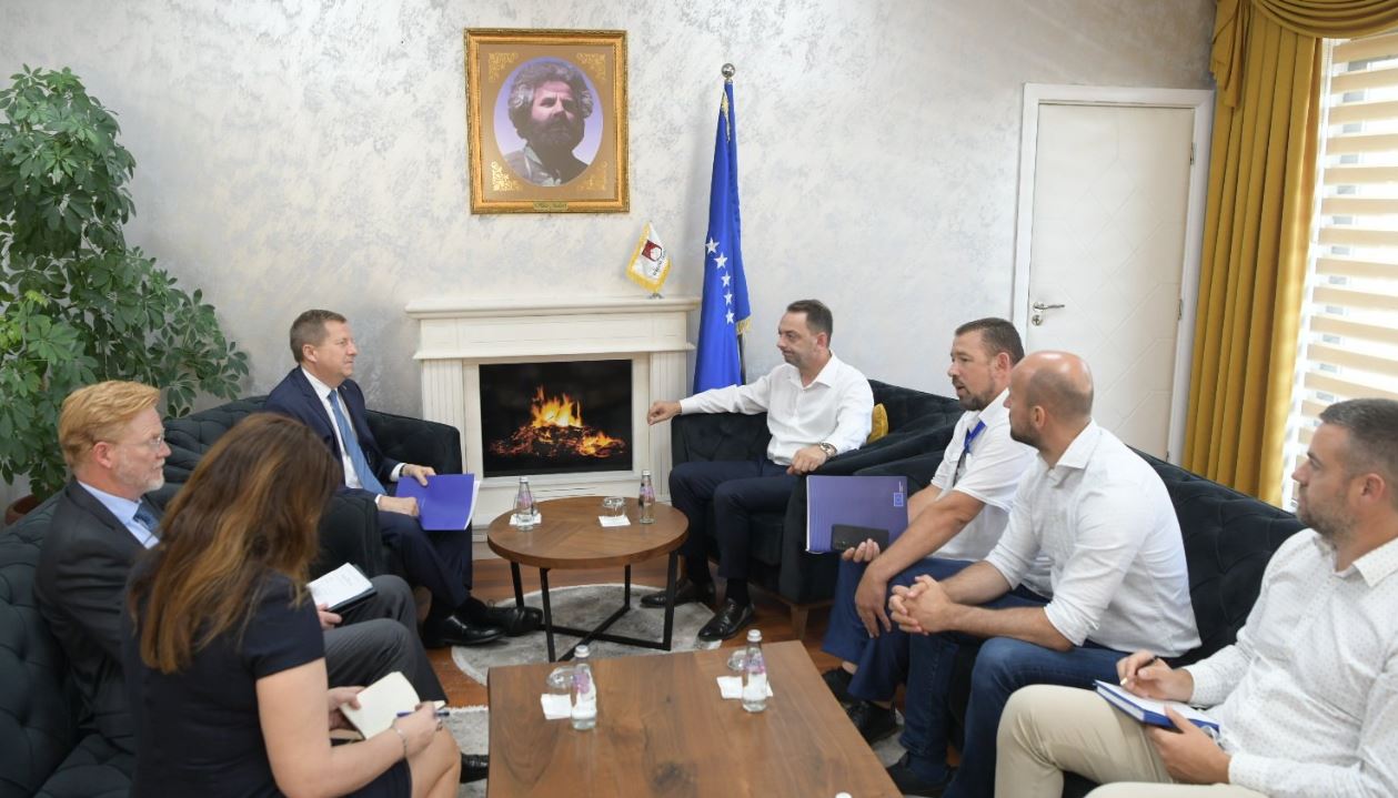 szunyog-viziton-edhe-skenderajn,-bisedon-me-nuren-per-zhvillimet-e-qytetit