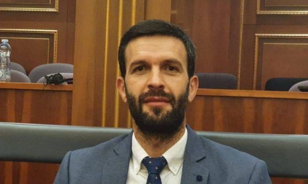Rrahmani i VV-së i del kundër Kurtit: Jemi të vetmit në Ballkan ku kryeministri del në Paradë të Krenarisë