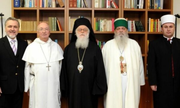 Bie numri i myslimanëve e katolikëve në Shqipëri, rritet numri i ateistëve