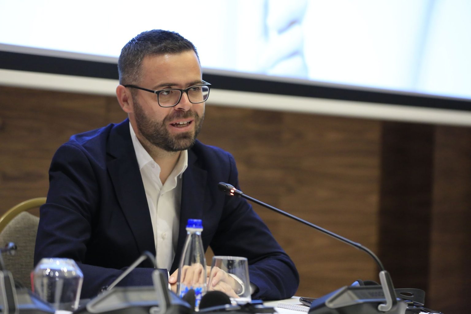 Xhemajl Rexha thirrje kryeministrit Kurti: T’i ndalojë sulmet e pushtetit ndaj gazetarëve