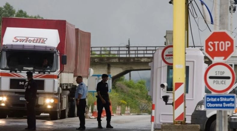 Shtohen kufizimet për kalimin e kamionëve të mallrave në kufi me Kosovën dhe Shqipërinë