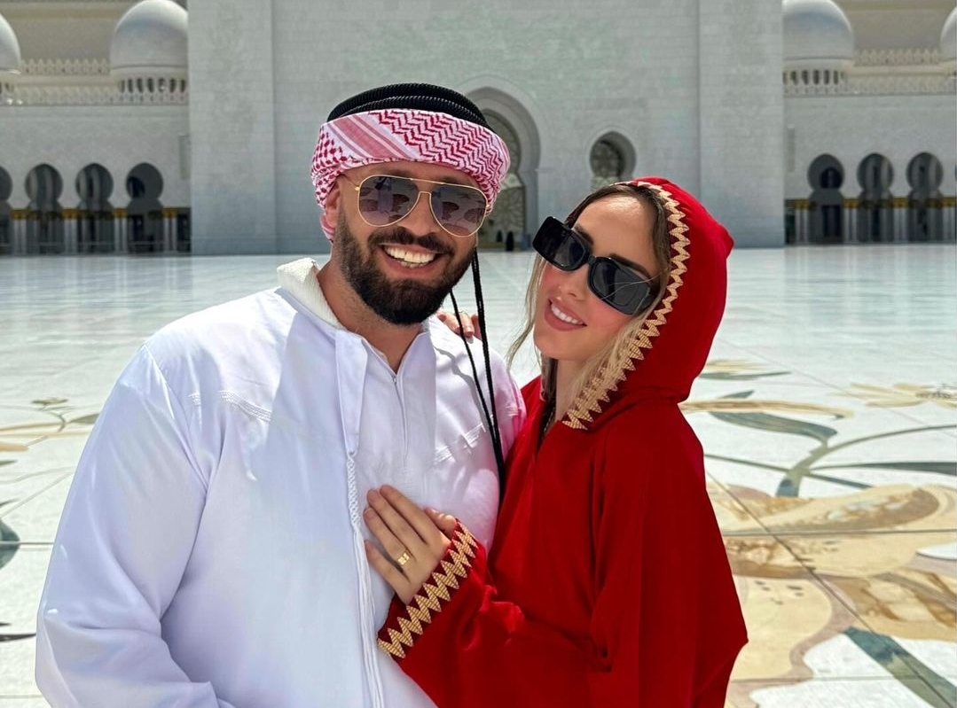 Aida Doçi dhe Naser Qeli shkojnë në Dubai, vishen me teshat tradicionale arabe