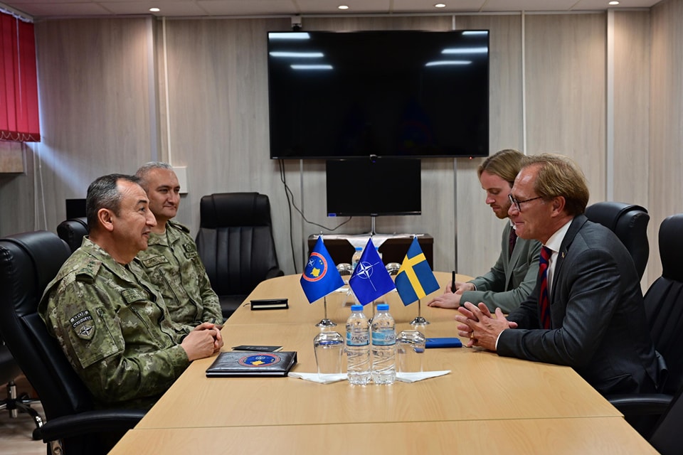 komandanti-i-kfor-it-flet-me-ambasadorin-suedez-per-tendencat-mbi-sigurine-ne-kosove