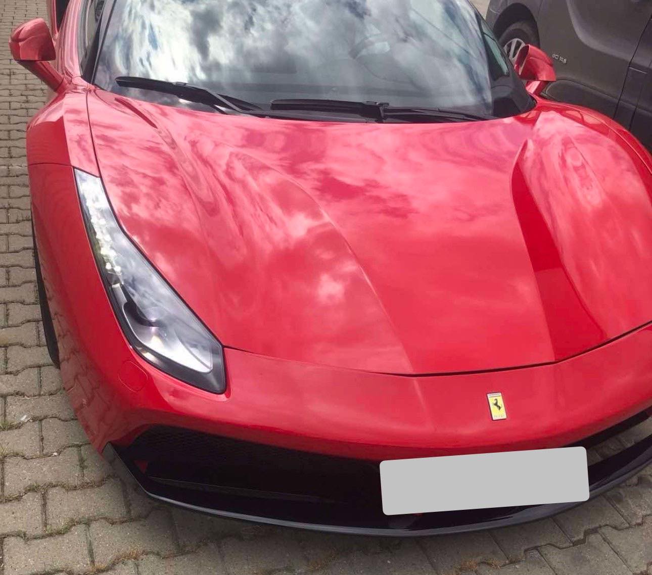 Dogana e konfiskon një Ferrari në vlerë prej 250 mijë eurosh