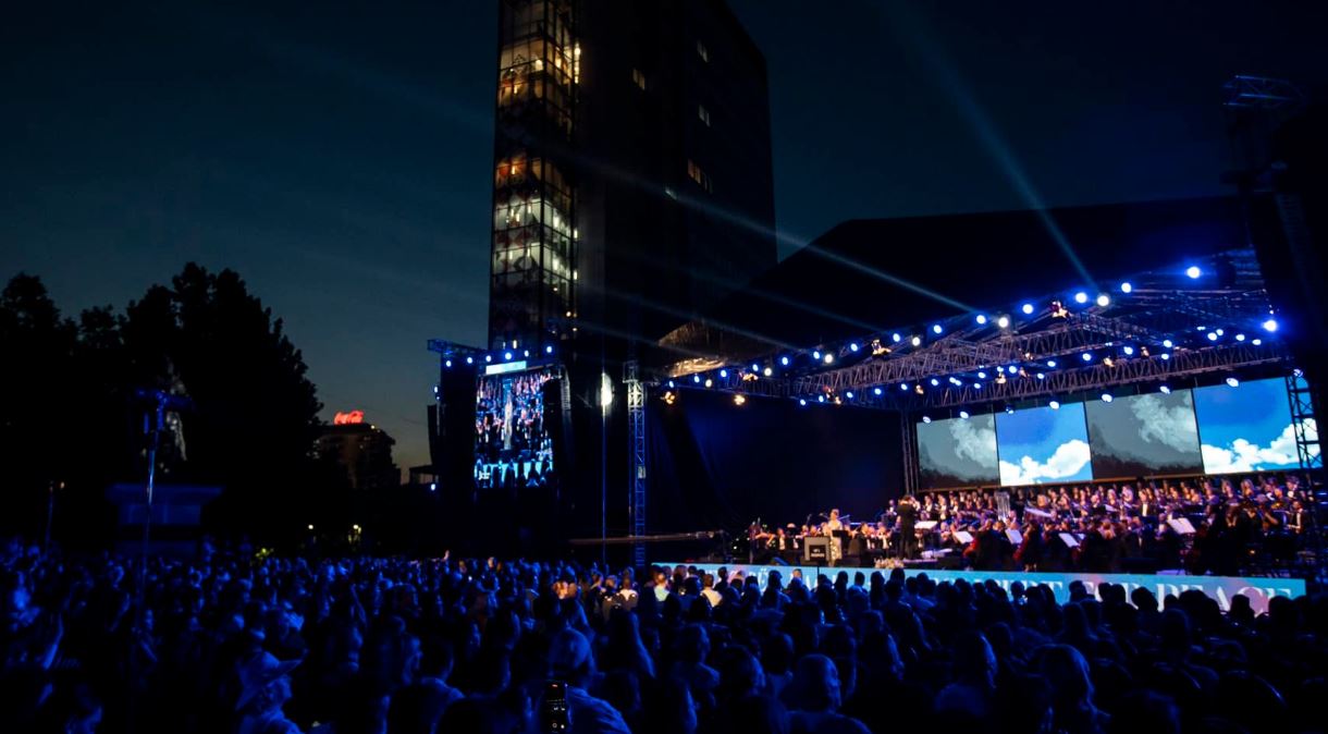 mbi-200-muzikante-performuan-ne-sheshin-“skenderbeu”-ne-nder-te-clirimit-te-kosoves-dhe-pavaresise-se-shba-se