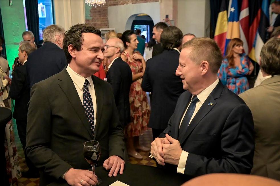 kurti-pershendetet-me-szunyogun,-i-shpreh-vleresim-per-kontributin-e-dhene