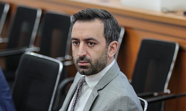 mungon-deputeti-dimal-basha,-shtyhet-gjykimi-ne-rastin-ku-nje-mergimtar-akuzohet-se-e-kanosi-ate