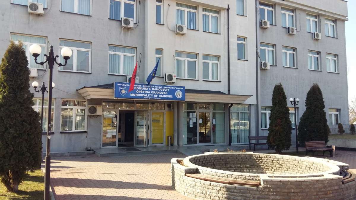 rahoveci-u-ofron-mergimtareve-parkim-pa-pagese-ne-oborrin-e-komunes