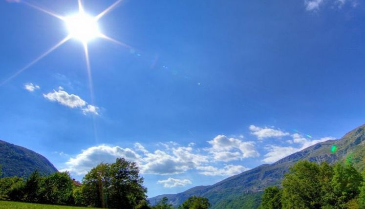 moti-sot-me-diell-dhe-vranesira-te-shperndara,-temperaturat-deri-ne-36-grade-celsius