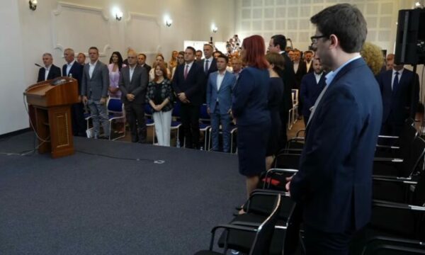 kuvendi-mban-nje-minute-heshtje-ne-nderim-te-viktimave-te-mas*akres-se-srebrenices