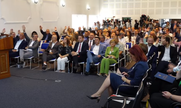 s’kalon-mocioni-i-pdk’se-per-terheqjen-e-projekligjeve-per-kpk’ne,-kpm’ne-dhe-zyrtaret-publike-nga-rendi-i-dites