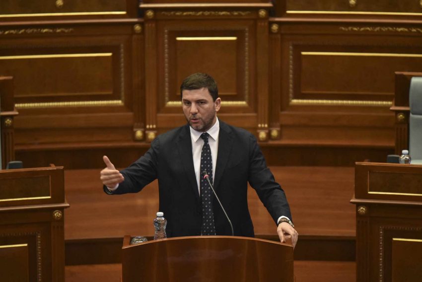 krasniqi-per-srebrenicen:-qindra-kriminele-serbe-vazhdojne-te-enden-te-lire