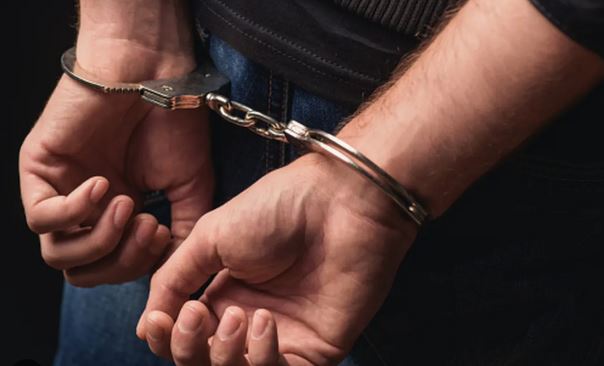 arrestohet-i-dyshuari-i-cili-ne-maj-e-theri-me-thike-nje-person-ne-gjilan