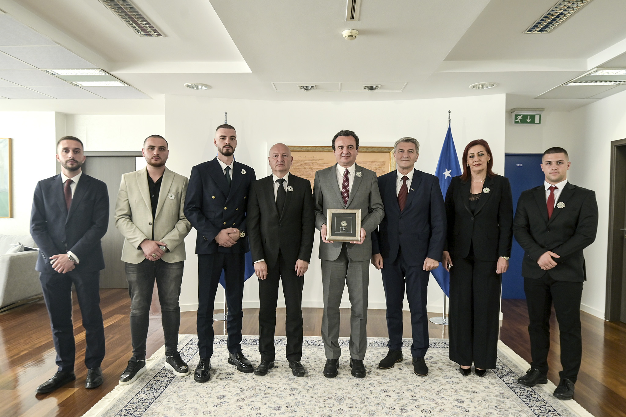 Kurti mirëpret një delegacion nga Bosnja dhe Hercegovina, i dhurojnë simbolin e Lules së Srebrenicës