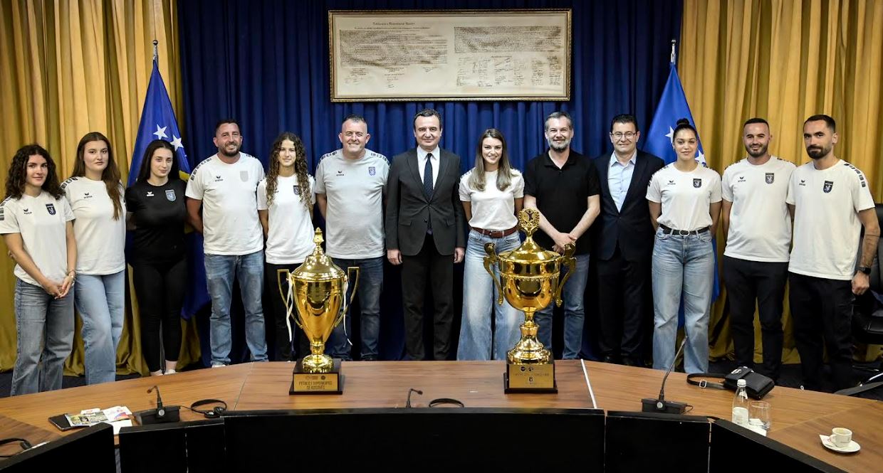 Kurti pret në takim përfaqësuesit e hendbollit të femrave “KHF Istogu”, i uron për arritjet e tyre