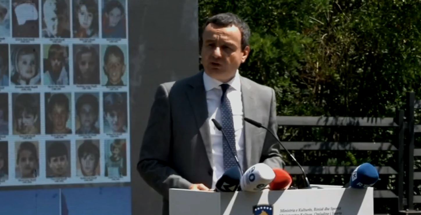 masa’kra-e-poklekut,-kurti:-ai-hi-i-mbledhur,-ai-varr-i-perbashket-eshte-deshmi-e-gjeno’cidit-te-serbise