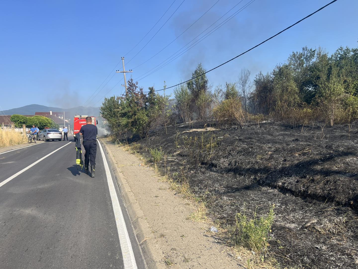 Zjarr i madh në Sopijë të Suharekës, përfshihet edhe një trafo e rrymës