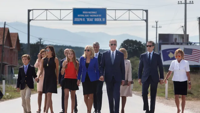 rruga-dhe-memoriali-qe-sollen-presidentin-joe-biden-ne-kosove
