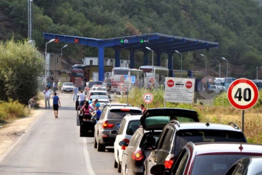 Dheu i Bardhë, pika me e ngarkuar kufitare, mbi një orë pritje për të hyrë në Kosovë