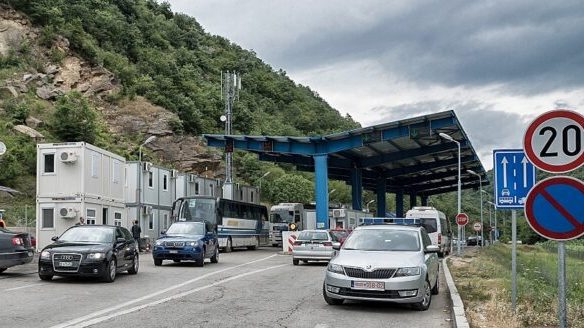 kater-shtetas-te-serbise-kaluan-ilegal-kufirin-serbi-kosove,-ndalohen-nga-policia-kufitare