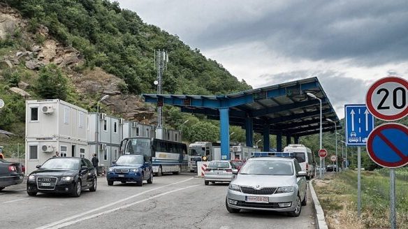 Pritjet deri në një orë te Dheu i Bardhë për të hyrë në Kosovë