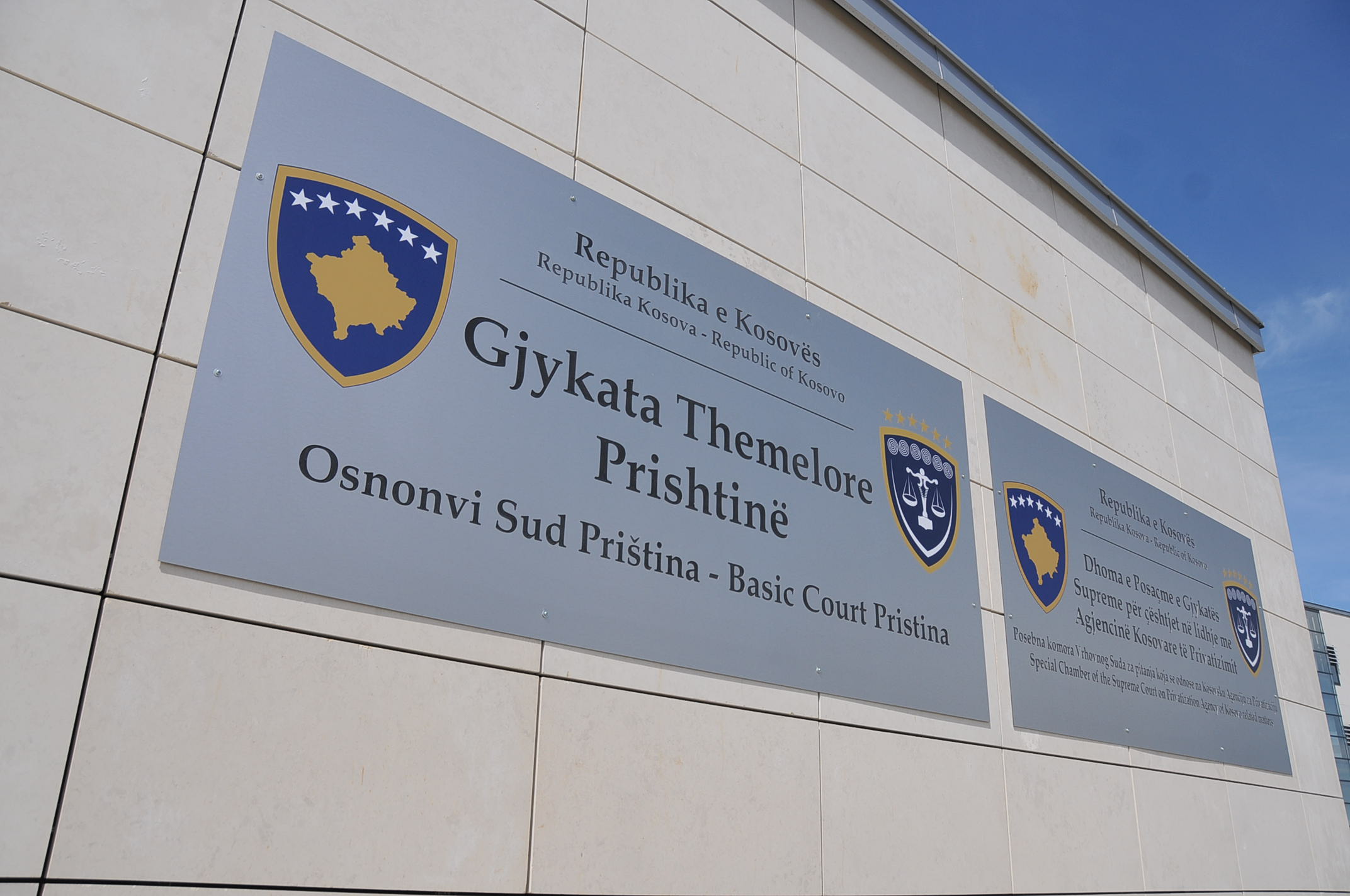 nje-person-denohet-me-12-vjet-burgim-per-krime-lufte-ndaj-civileve-ne-kosove