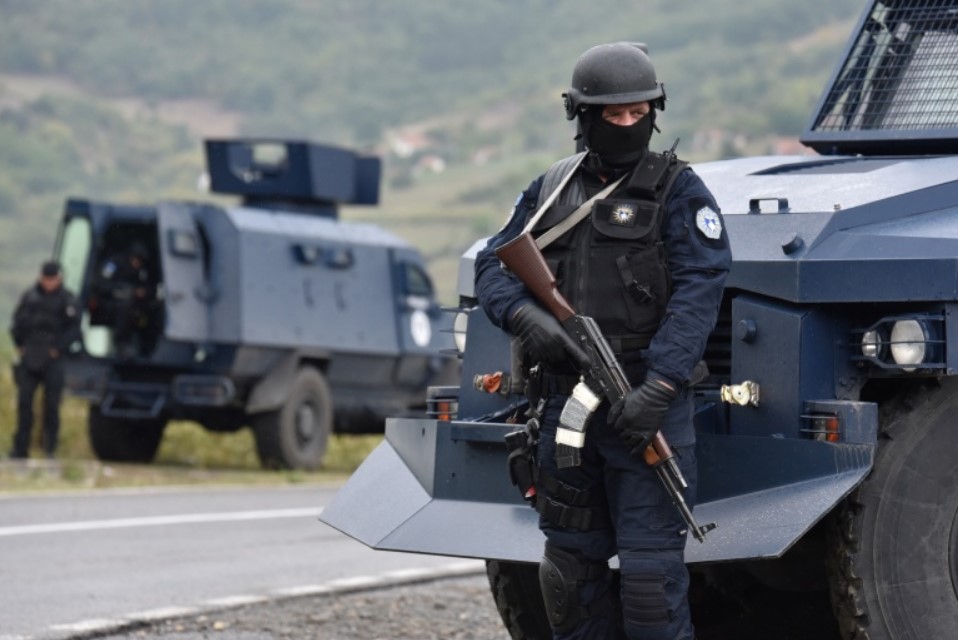 Policia ka identifikuar të dyshuarin që hodhi eksploziv afër Liqenit të Ujmanit