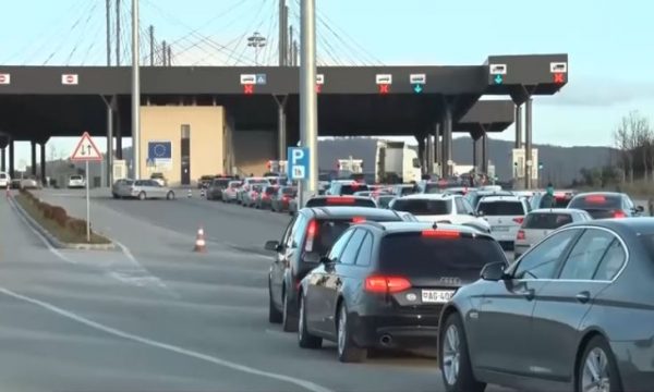 Gjysmë ore pritje për të hyrë në Kosovë në Merdare