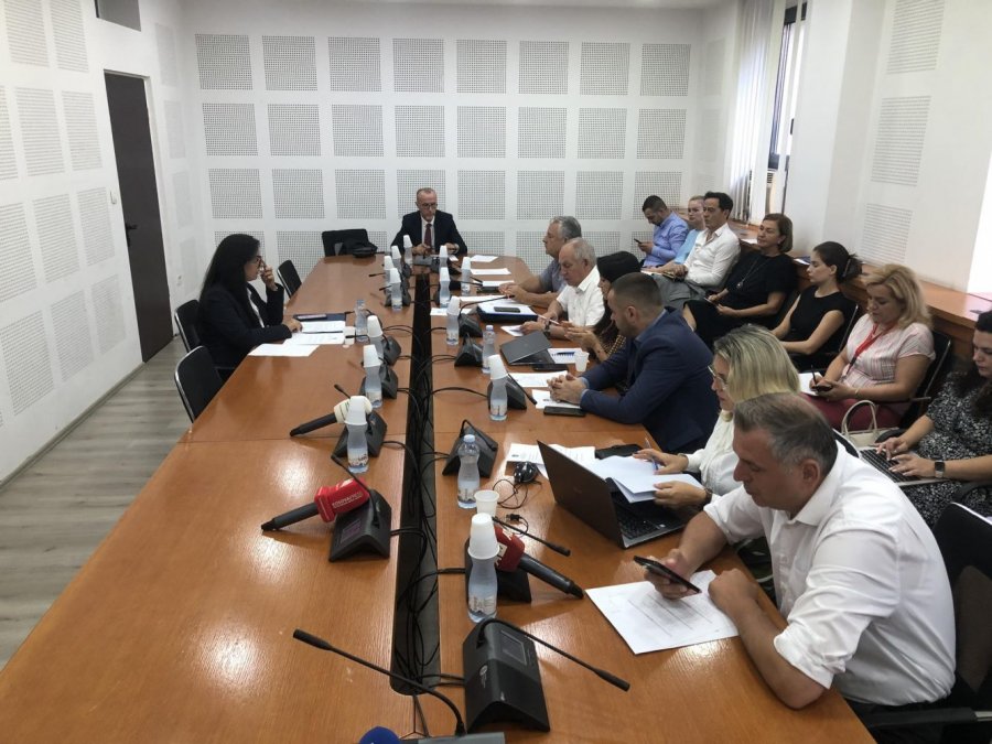 komisioni-hetimor-e-fton-per-intervistim-ish-drejtoreshen-musmurati-per-tekstet-shkollore