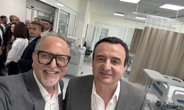 vitia-e-kurti-shfaqen-te-buzeqeshur-nga-kardiokirurgjia