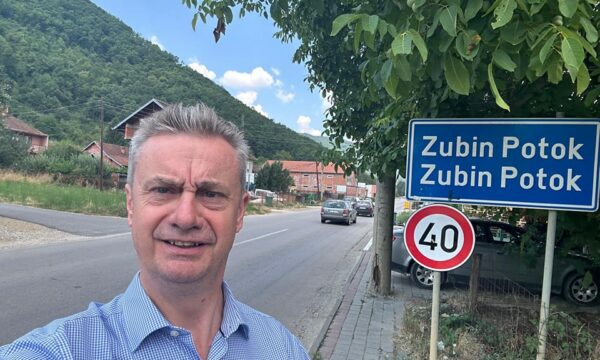 hargreaves-viziton-komunat-veriore:-kaq-e-dobishme-t’i-degjosh-shqetesimet-dhe-shpresat-e-komunitetit-serb-ne-kosove