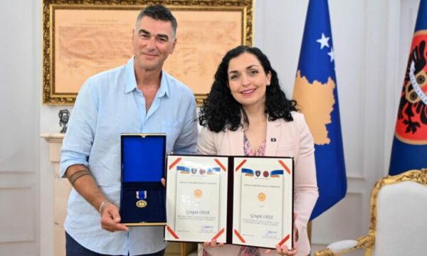 Osmani ia dorëzon medaljen Presidenciale të Meritave rock grupit “Oda”