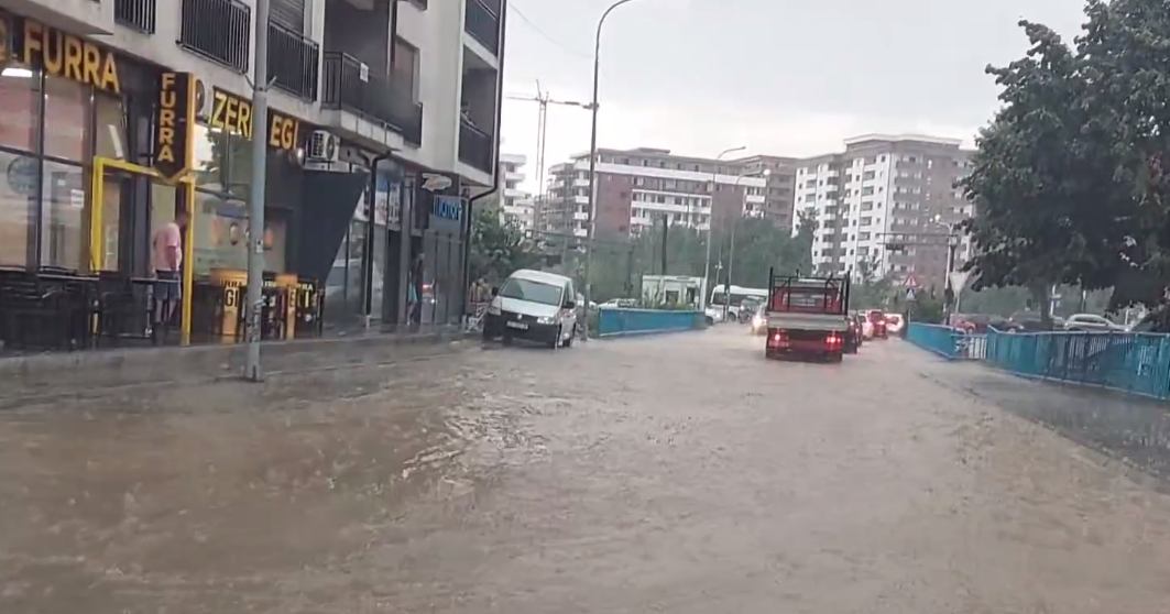 rruget-e-prizrenit-permbyten-nga-ujerat-pas-reshjeve-te-shiut