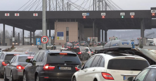 Bashkatdhetarët vazhdojnë të përballen me kolona të gjata në hyrje të Kosovës, kjo është situata momentale