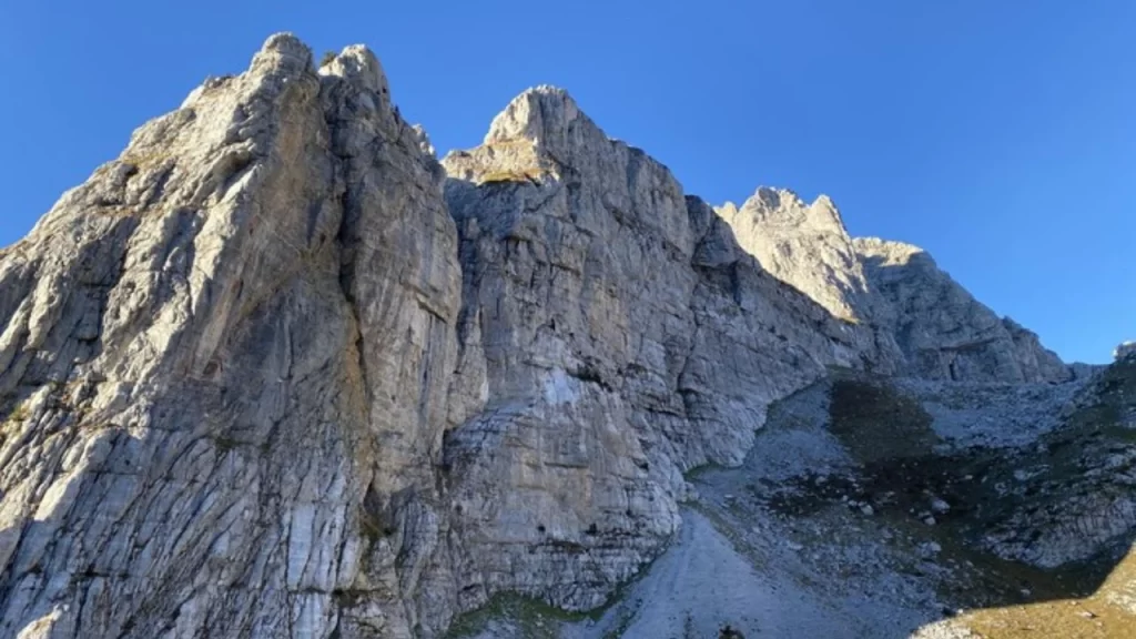 humb-jeten-alpinisti-nga-kosova,-ekipi-i-shpetimit-s’mund-te-nderhyje,-kerkohet-ndihma-e-grupit-te-alpinisteve