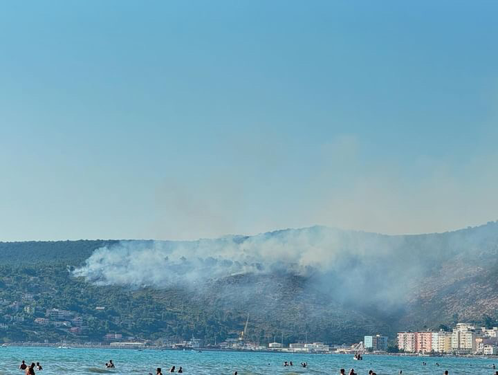 Zjarr në malin e Shëngjinit, rrezikohen banesat ku qëndrojnë pushuesit