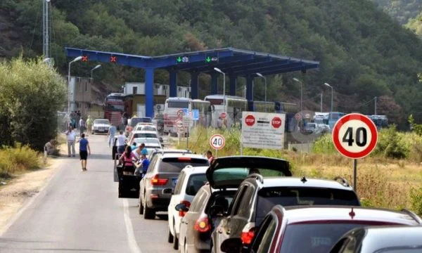 Deri në një orë pritjet tek Dheu i Bardhë, gjysmë ore në Kullë