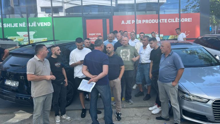 Protestojnë para ATK-së bizneset që merren me shitjen e cigareve, kërkojnë trajtim të dinjitetshëm