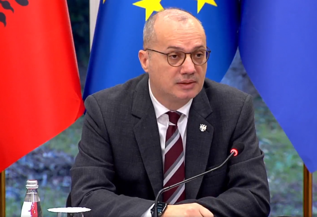 hasani-i-kerkon-ministrit-boshnjak-rivleresim-te-qendrimit-ndaj-kosoves-per-anetaresim-ne-nismat-rajonale