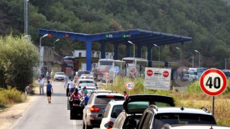 Një orë e 30 minuta për të hyrë te Dheu i Bardhë