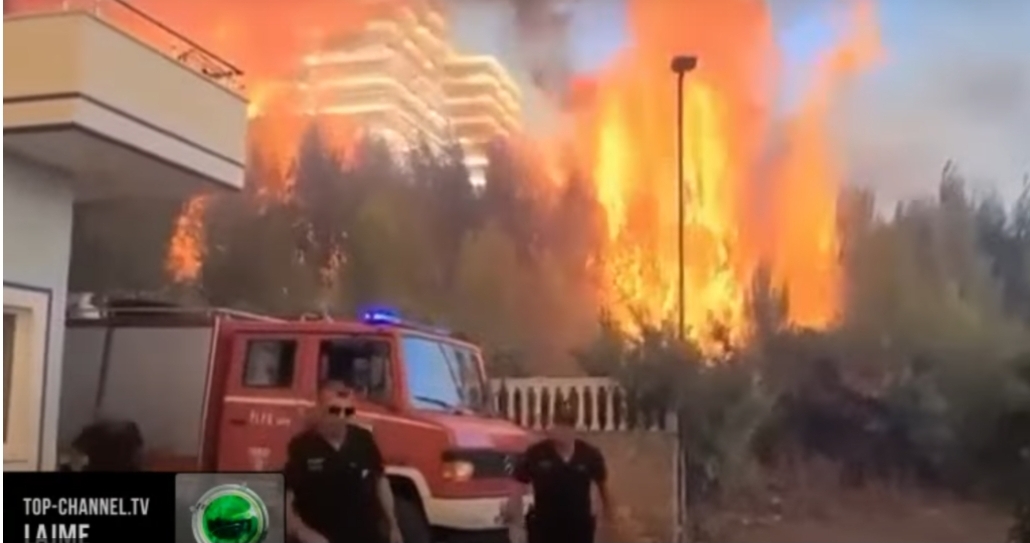 Flakët përfshijnë banesat, momenti kur zjarrfikësit bllokohen mes zjarrit në Shëngjin