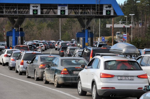 Mërgimtarët po presin një orë në Muçibabë dhe gjysmë ore te Dheu i Bardhë për të hyrë në Kosovë