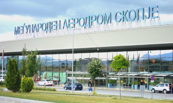 Aeroporti i Shkupit reagon përsëri për rastin e Presidentes: Ministria kërkoi kontroll standard, vetëm mysafirët zyrtarë bëjnë përjashtim