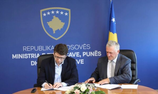 Ministria e Financave dhe KEK nënshkruajnë dy marrëveshje prej 60 milionë euro