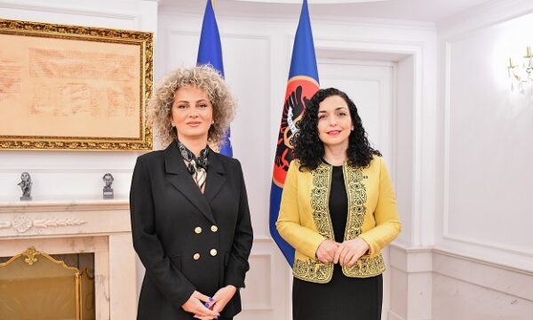 Kadaj-Bujupi: Isha aty, çanta e dorës u kontrollua, s’pati asnjë dyshim, Presidentja s’e dorëzon telefonin me asnjë çmim