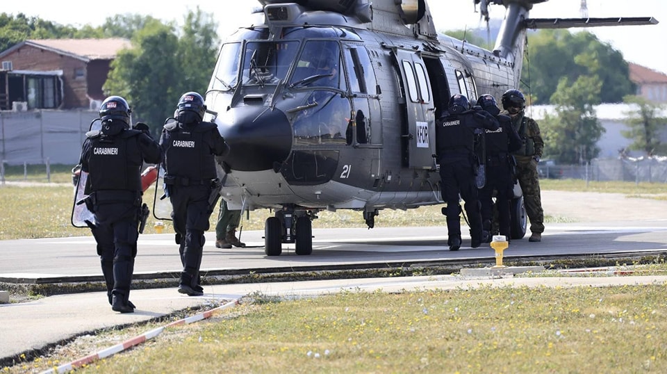 Pjesëtarët e KFOR-it kryejnë trajnimin e radhës me helikopterë në “Camp Film City”