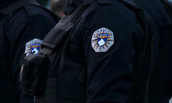 per-nje-jave,-policia-ne-prishtine-sekuestroi-8-arme-dhe-shqiptoi-4219-masa-administrative-me-gjobe