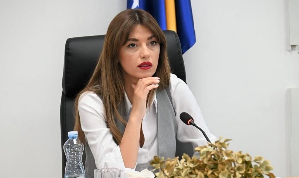 Haxhiu: Burri që plagosi gruan në Fushë Kosovë ka qenë në mbajtje, sapo u lirua e gjuajti me armë gruan e tij